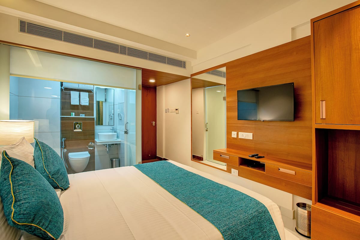 Quarto casal luxo | Banheiro | Chuveiro, chuveiro com efeito de chuva, produtos de toalete grátis