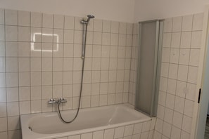 Combined shower/bathtub
