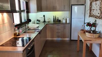 冷蔵庫、電子レンジ、オーブン、コンロ