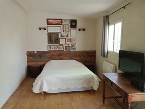 4 عدّة غرف نوم ومكواة/لوح كي وواي فاي وملاءات أسرّة