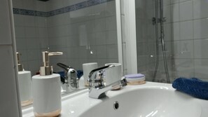 Combined shower/bathtub