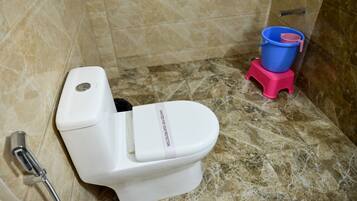 Habitación doble Deluxe | Baño | Regadera, amenidades de baño gratuitas, toallas, jabón