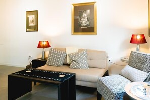 Flat-screen TV - Glyfada Luxury Residence (Γλυφάδα)