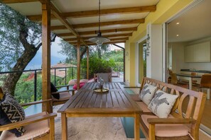 Outdoor dining - Villa Torri Panoramic Pool (Torri del Benaco)