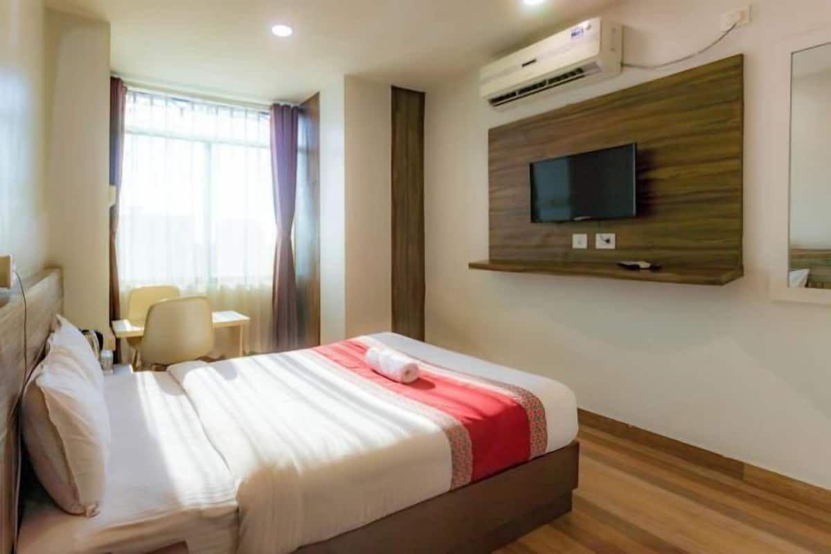 Premium bedding, desk, free WiFi, bed sheets