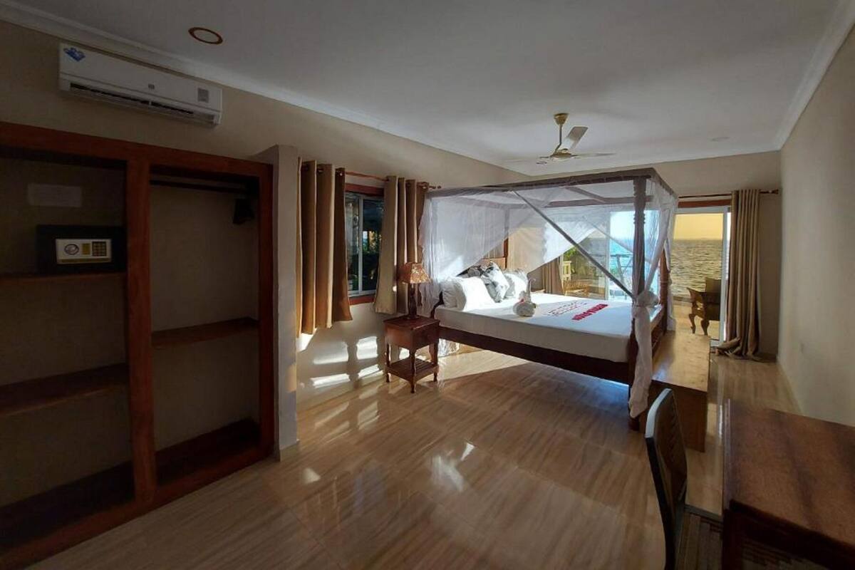 King Room with Sea View | In-room safe, WiFi (free), bed sheets