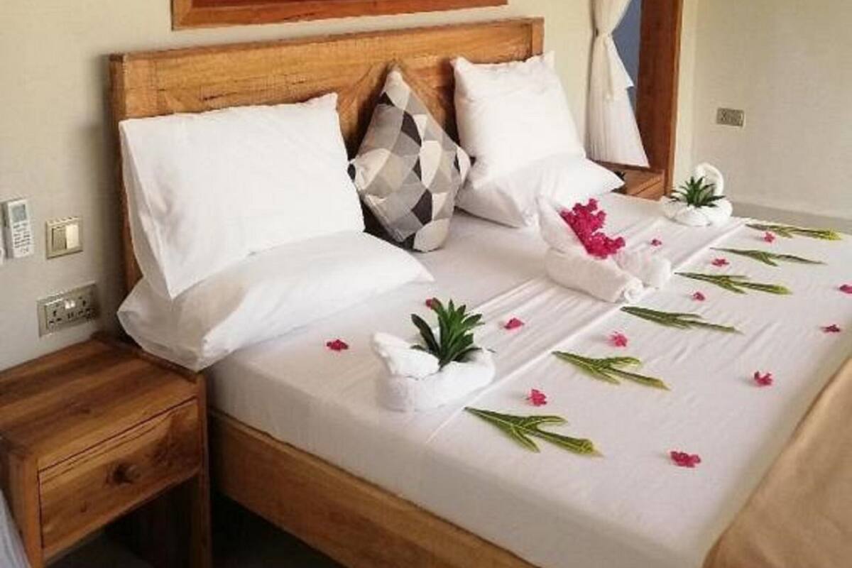 In-room safe, WiFi (free), bed sheets