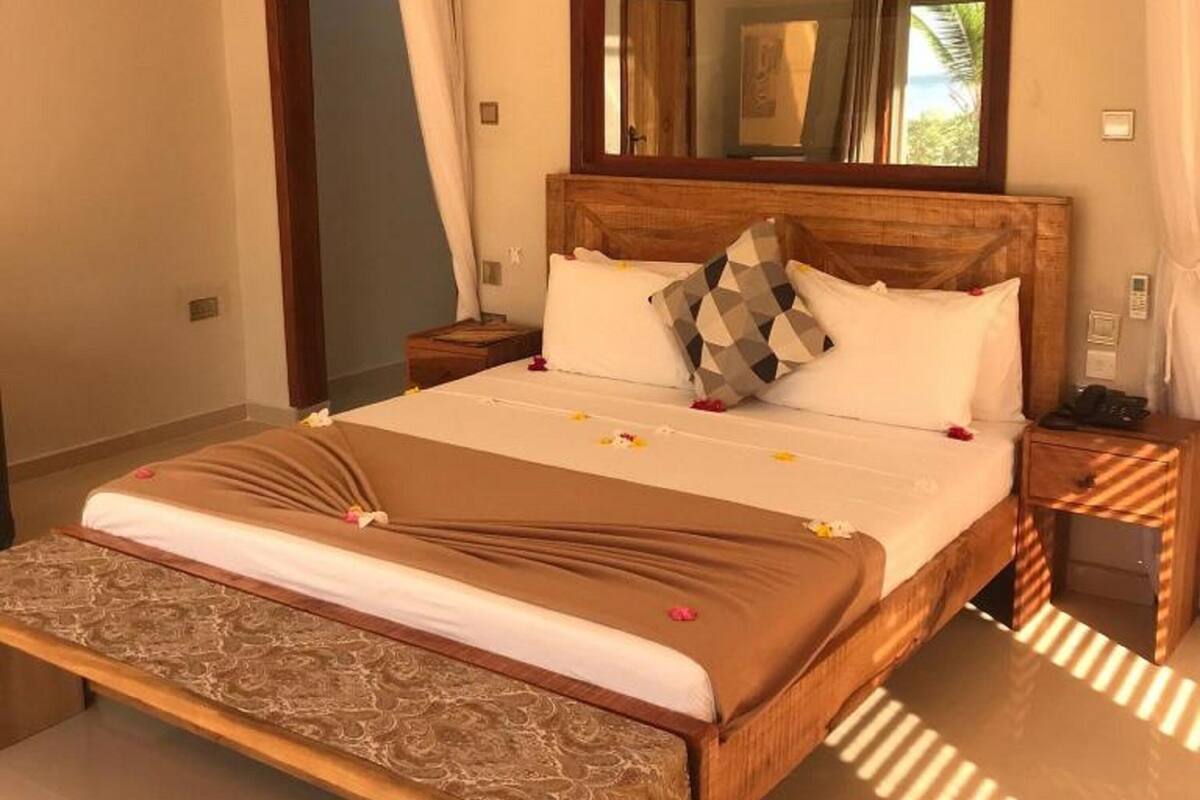 In-room safe, WiFi (free), bed sheets