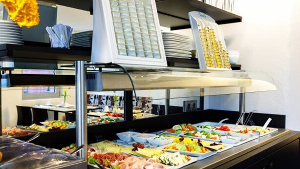 A buffet with various food items and a self-service station. - Das Edlinger (Salzburg)