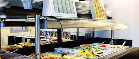 Daily continental breakfast (EUR 19.50 per person)