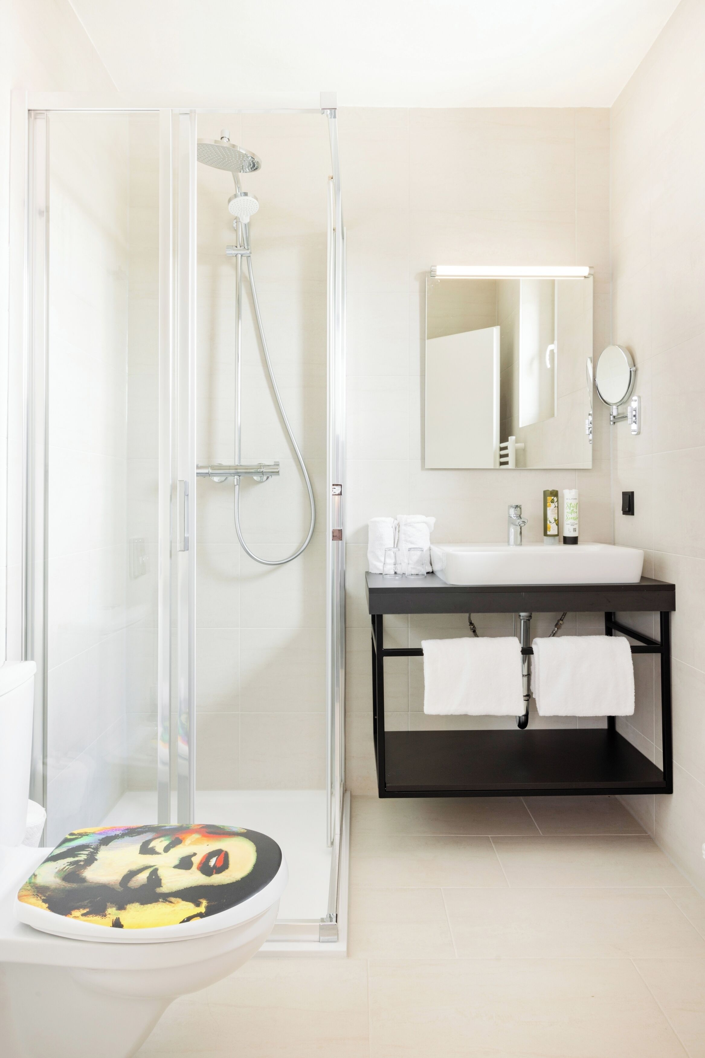 Doppelzimmer, 1 King-Bett | Badezimmer | Dusche, Haartrockner, Fußbodenheizung (Badezimmer), Handtücher