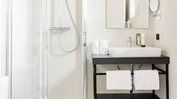 Doppelzimmer, 1 King-Bett | Badezimmer | Dusche, Haartrockner, Fußbodenheizung (Badezimmer), Handtücher
