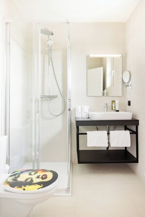 Kamar Double, 1 Tempat Tidur King | Kamar mandi | Shower, pengering rambut, lantai berpemanas, dan handuk