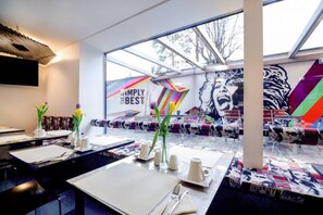 Petit déjeuner continental (19.50 EUR par personne)