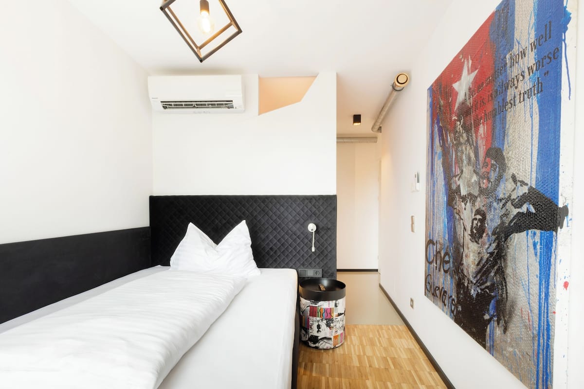 1 Schlafzimmer, hochwertige Bettwaren, individuell dekoriert