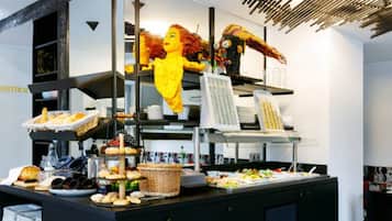 Daily continental breakfast (EUR 19.50 per person)