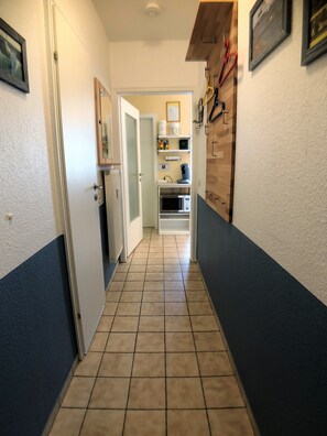 Kühlschrank, Mikrowelle, Herdplatte, Wasserkocher mit Kaffee-/Teezubehör