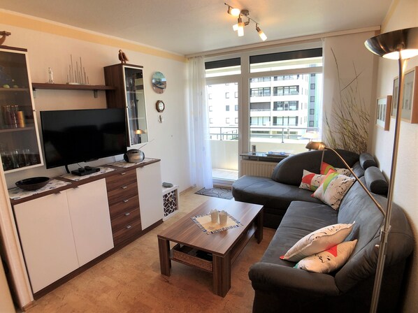 Fernseher, DVD-Player, Bücher, Stereoanlage