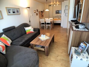 Fernseher, DVD-Player, Bücher, Stereoanlage