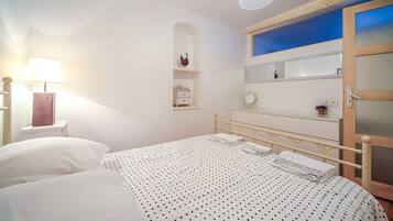 1 habitación, tabla de planchar con plancha, wifi gratis y ropa de cama