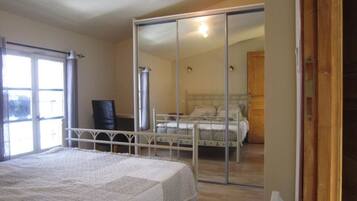 1 habitación, tabla de planchar con plancha, wifi gratis y ropa de cama