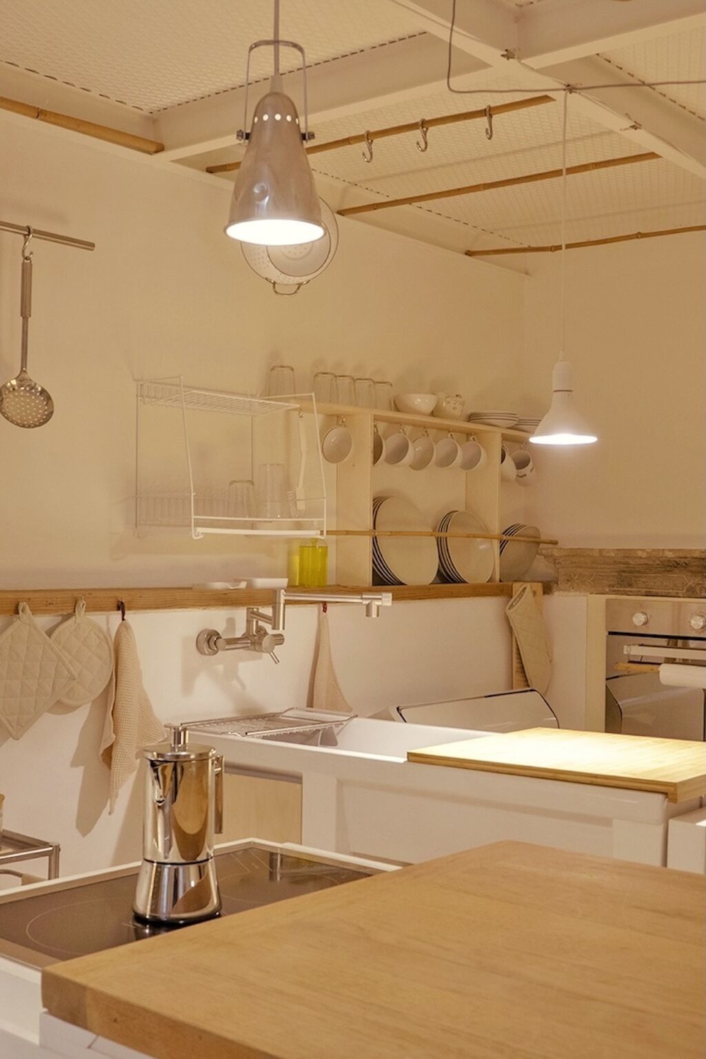 Kühlschrank, Mikrowelle, Herdplatte, Wasserkocher mit Kaffee-/Teezubehör