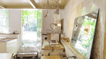 Réfrigérateur, micro-ondes, plaque de cuisson, cafetiÚre/bouilloire