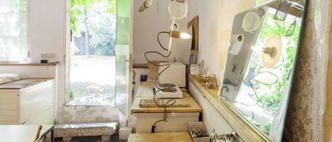 Réfrigérateur, micro-ondes, plaque de cuisson, cafetière/bouilloire