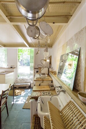 Fridge, microwave, stovetop, coffee/tea maker - independent little flat on two floor silent courtyiard with wisteria (Milano)