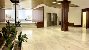 A spacious lobby with marble flooring, a staircase, and a reception area with a counter. - LEONARDO & DAVIDE APARTMENT FLORENCE, FREE WI-FI (Firenze)