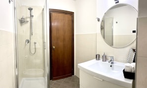 Douche, sèche-cheveux, bidet, serviettes fournies