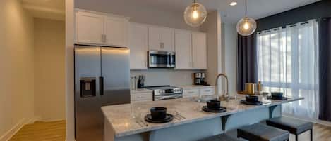 Réfrigérateur, four à micro-ondes, un four, surface de cuisson