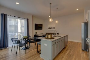 Dining - Encore Escape Near Opry • Rooftop • 8 Guests (Nashville)