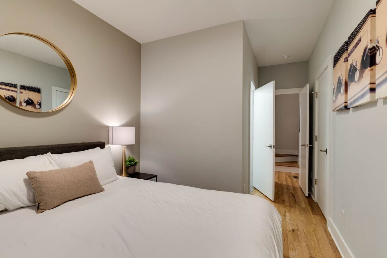 Een bureau, een strijkplank/strijkijzer, reisbedje, wifi