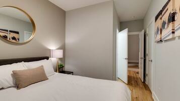 Een bureau, een strijkplank/strijkijzer, reisbedje, wifi