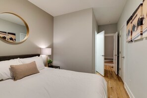 Desk, iron/ironing board, travel crib, WiFi - Encore Escape Near Opry • Rooftop • 8 Guests (Nashville)