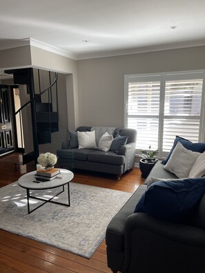 Smart TV, computer monitors - Cosy two story townhouse within walking distance to Adelaide Oval & Adelaide CBD (North Adelaide)