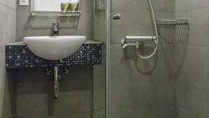 Chambre de base double, 1 lit double | Salle de bain | Douche, pomme de douche hydromassante, articles de toilette (gratuits)