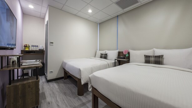 Chambre quadruple de base, 2 lits doubles | Couette en duvet, bureau, accès au Wi-Fi (inclus)