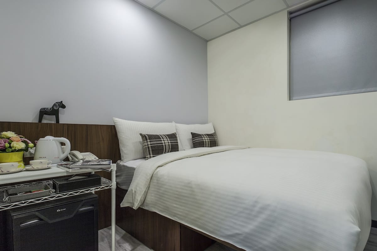 Basic Double Room, 1 Double Bed | Down comforters, desk, WiFi (free)