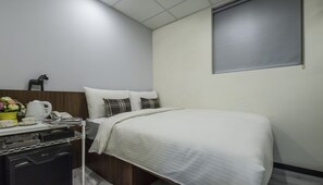 Basic Double Room, 1 Double Bed | Down comforters, desk, free WiFi - Chongqing N. APT (Taipei)