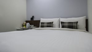 Chambre de base double, 1 lit double | Couette en duvet, bureau, accès au Wi-Fi (inclus)