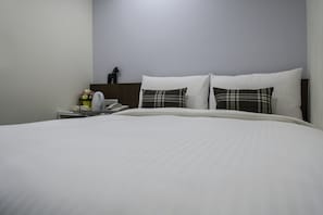 Down comforters, desk, free WiFi - Chongqing N. APT (Taipei)