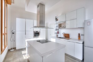 ثلاجة، ميكروويف، فرن، موقد طهي مسطح