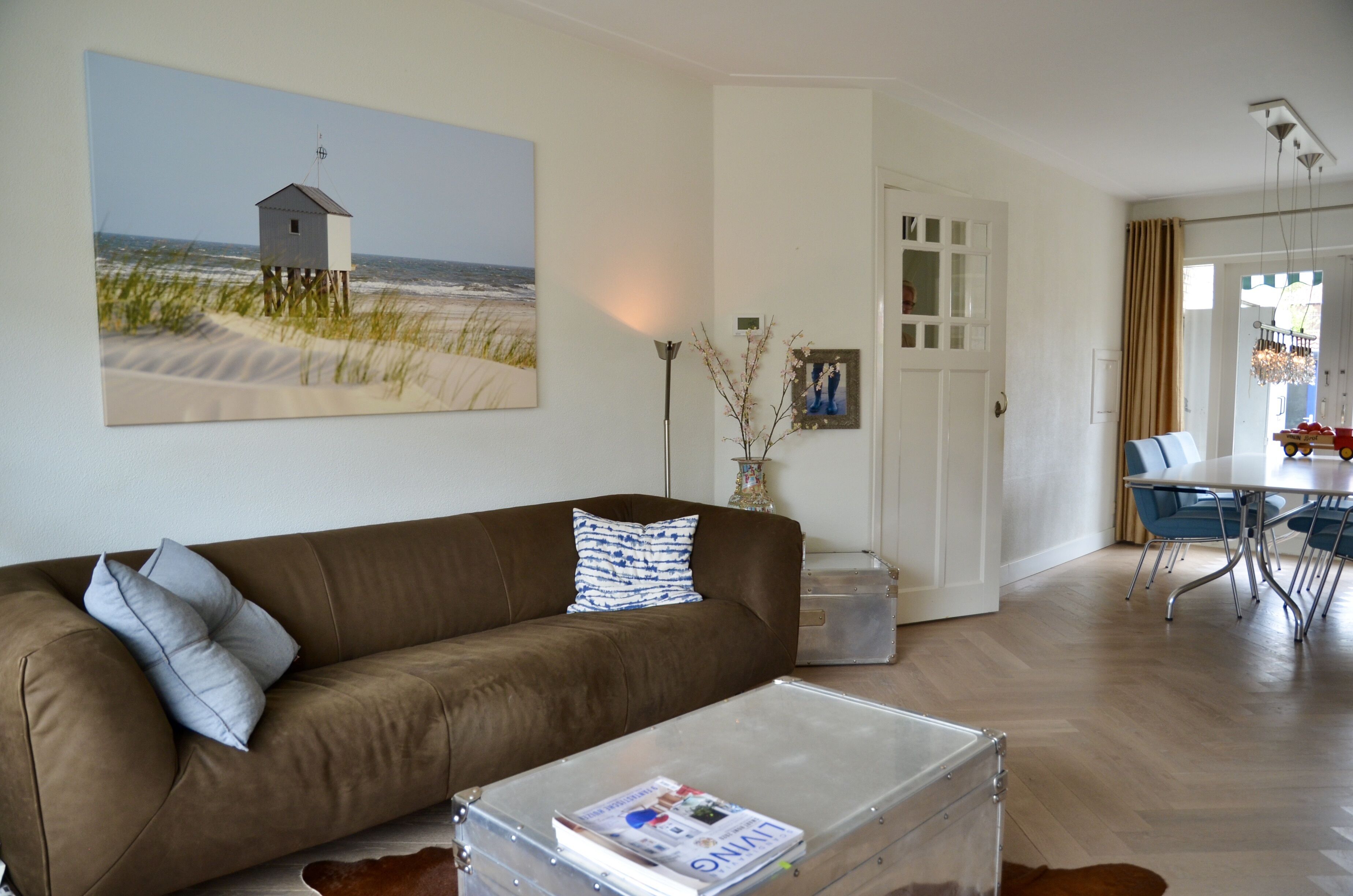 Een smart-tv, een open haard en een dvd-speler