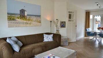 Een smart-tv, een open haard en een dvd-speler