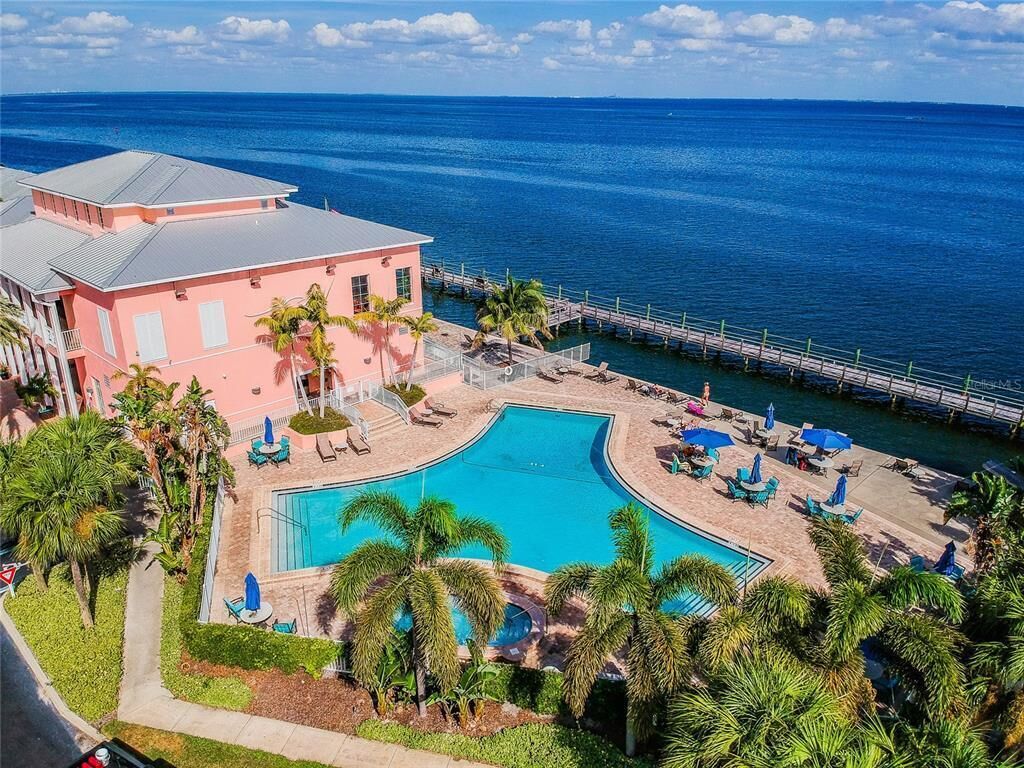 Large 1 Bedroom w/ Large Patio, Kayaks, Pickleball Courts, and on the Bay 