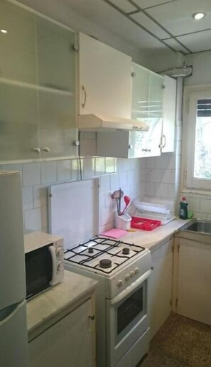 Microondas, cafetera o tetera y utensilios de cocina