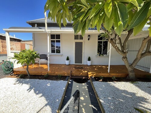 Lola’s Cottage is a 2 bedroom cottage close to the shops and main part of town.