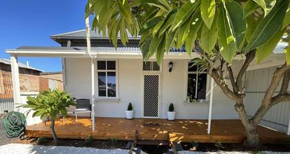 Lola’s Cottage is a 2 bedroom cottage close to the shops and main part of town.